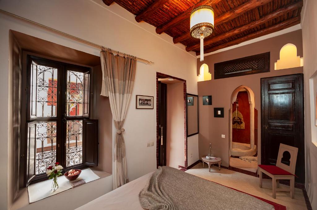 une chambre avec un lit et une fenêtre dans l'établissement Riad Boussa, à Marrakech