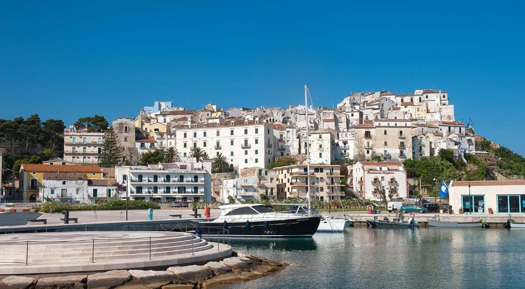un bateau amarré à une marina dans une ville dans l'établissement Rodi Resort, à Rodi Garganico