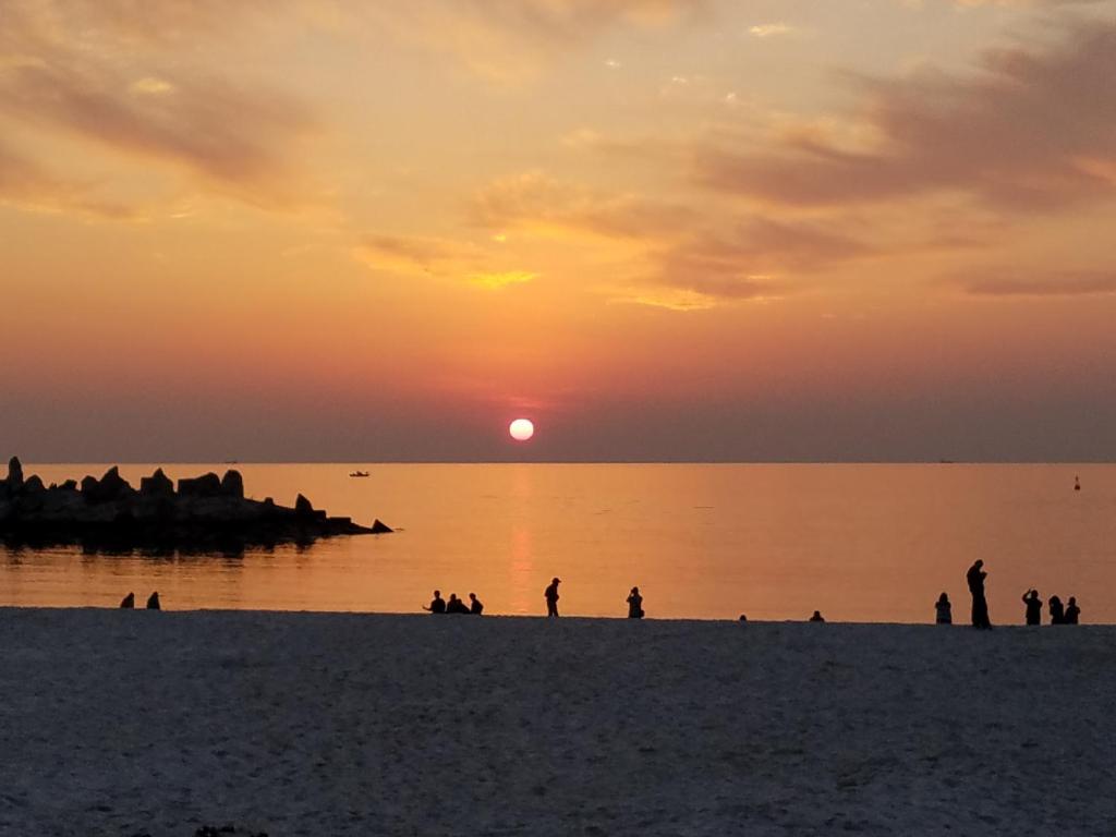 - un groupe de personnes sur la plage au coucher du soleil dans l'établissement Hotel Sanrakuso, à Shirahama 37 autres photos
