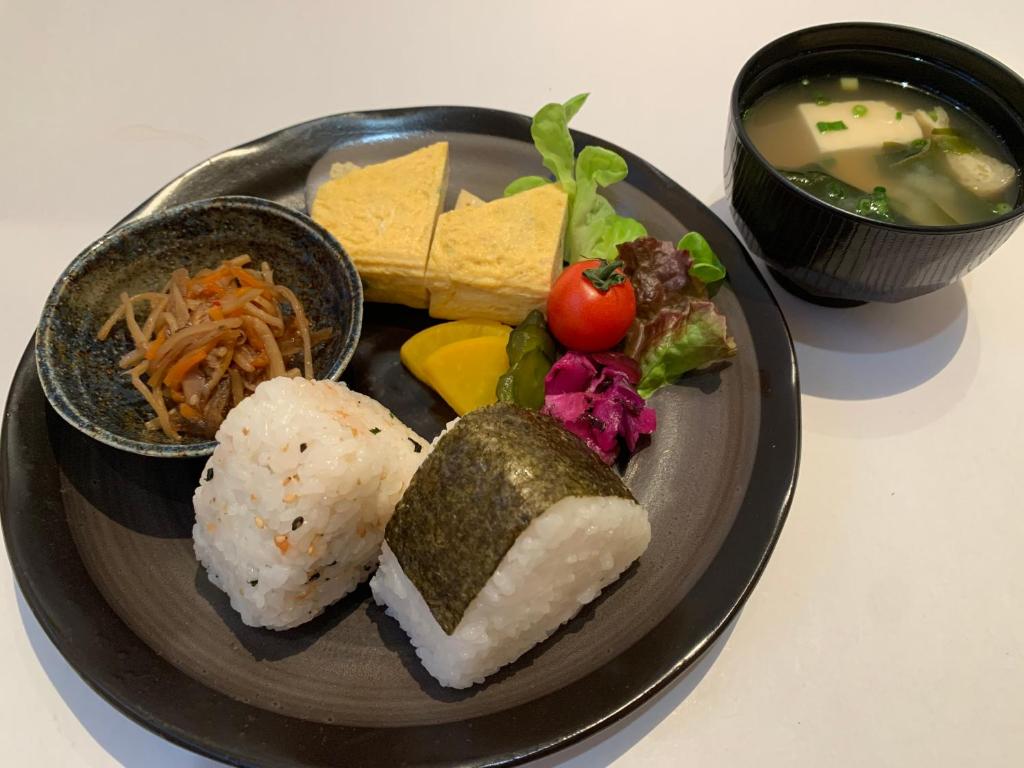 une assiette de nourriture avec du riz et un bol de soupe dans l'établissement Hotel Vega Takamatsu (Adult Only), à Takamatsu