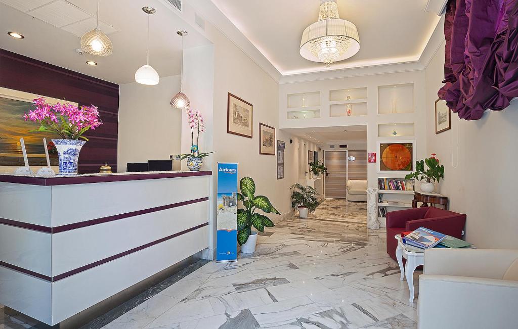 un hall d'une pharmacie avec un comptoir et des fleurs dans l'établissement Hotel Club, à Sant'Agnello 66 autres photos