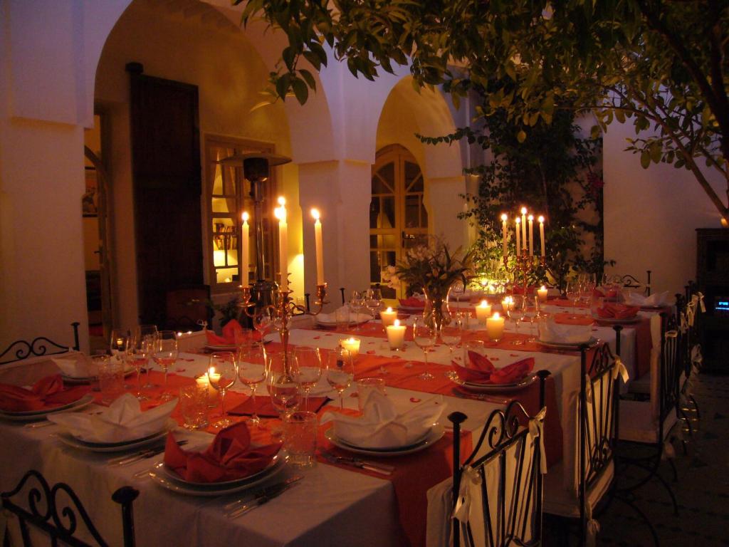 - une grande table avec des bougies dans la chambre dans l'établissement Riad Clémentine, à Marrakech