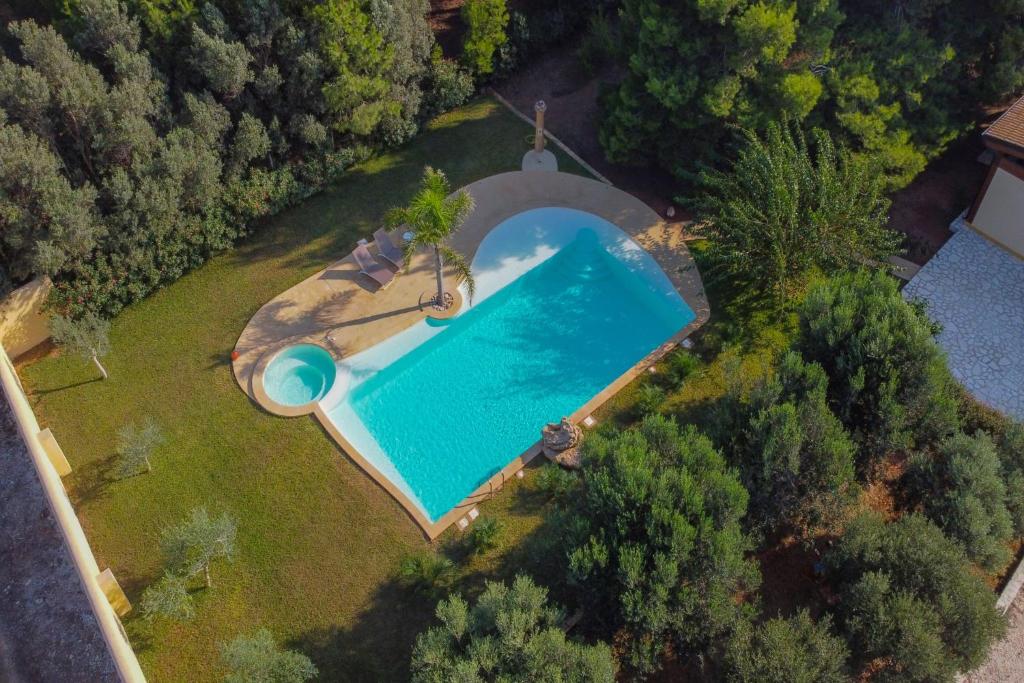 - une vue sur la piscine dans la cour dans l'établissement Villa Matilde - Xenia Sicily Villas, à Mazara del Vallo