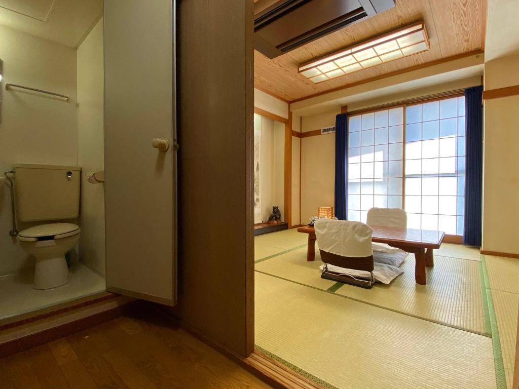 Cette chambre comprend une salle de bains pourvue de toilettes et d'une fenêtre. dans l'établissement Toyofuku, à Kobe
