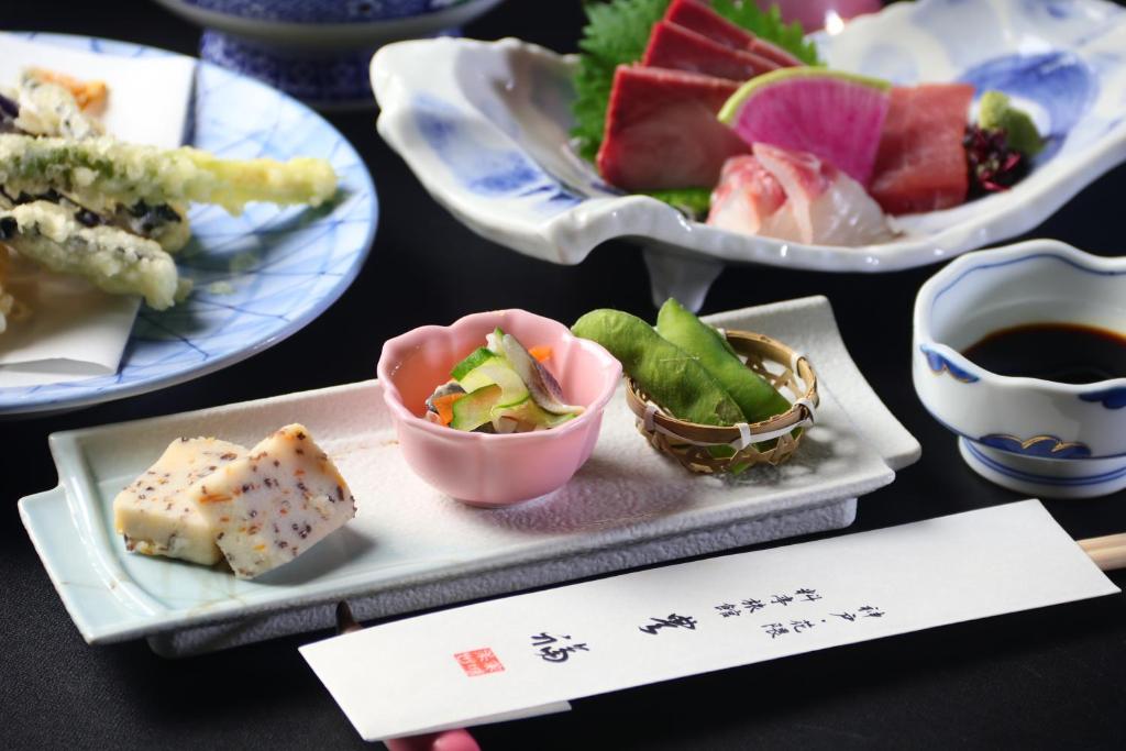 une table recouverte de assiettes et de bols de nourriture dans l'établissement Toyofuku, à Kobe