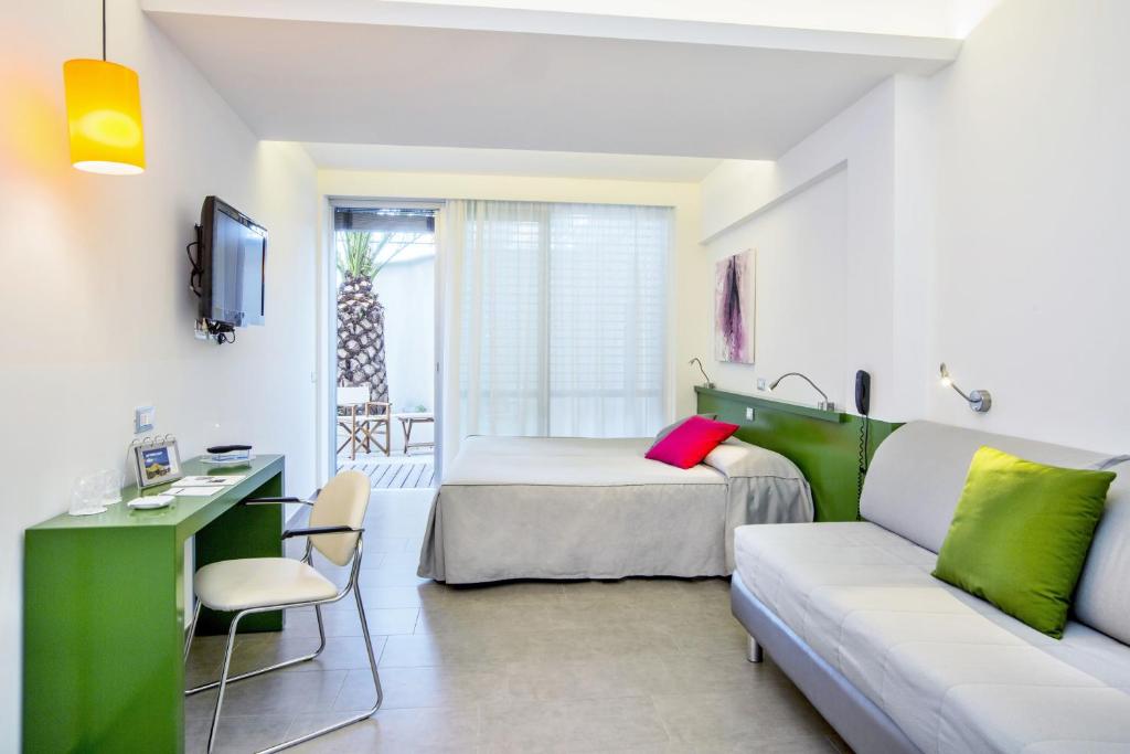 une chambre d'hôtel avec un lit et un canapé dans l'établissement Hotel Tirreno, à Spotorno