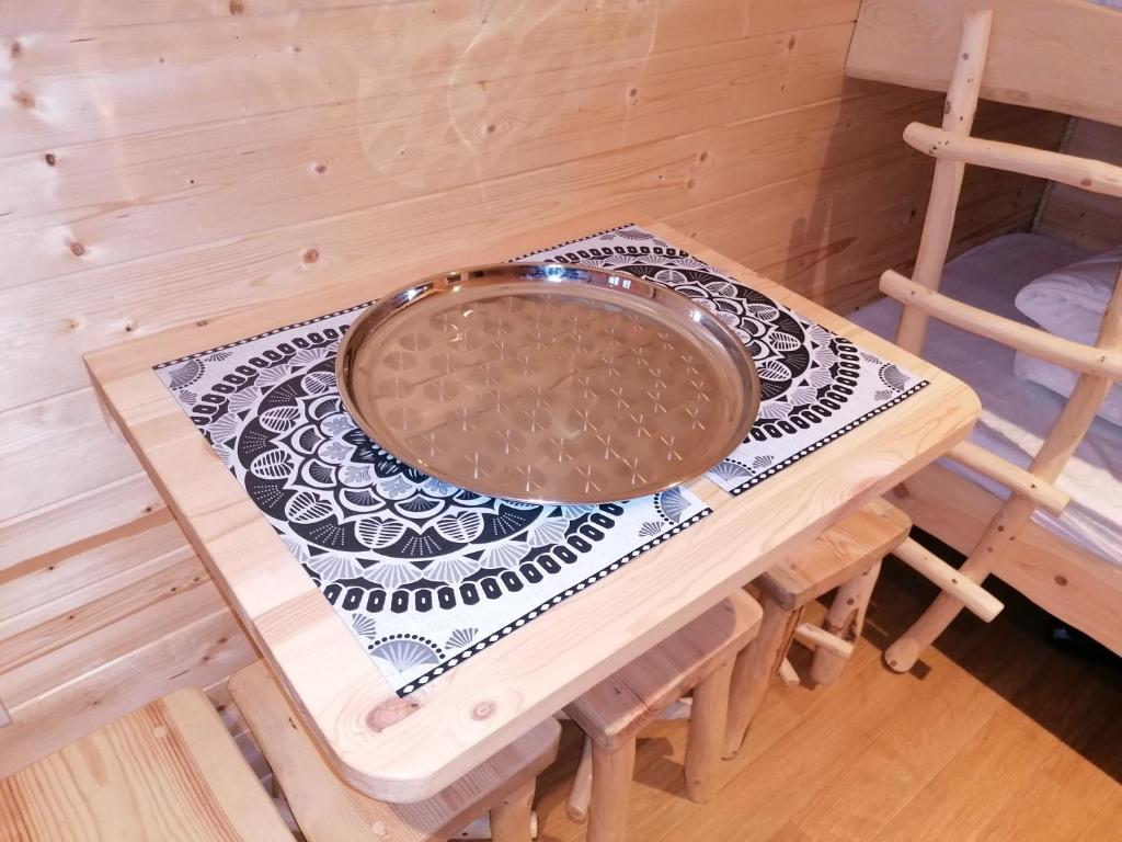 une table en bois avec un bol dessus dans l'établissement La Gare de Lurey Conflans gîte et hébergements insolites en Champagne, à Esclavolles-Lurey