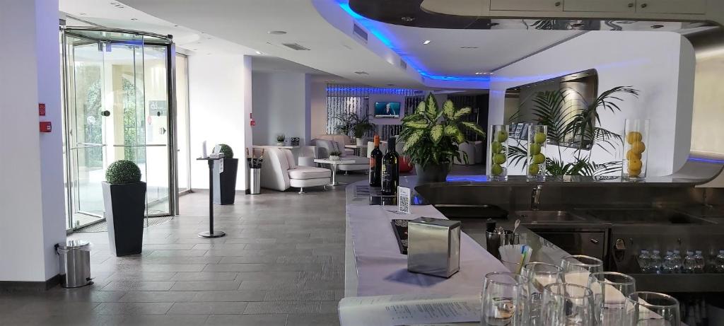 un restaurant avec un bar doté de verres à vin dans l'établissement A Point Porto Ercole Resort & Spa, à Porto Ercole