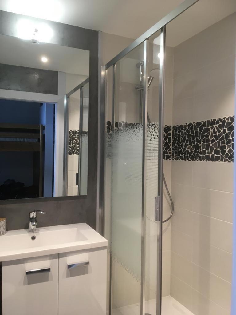 une salle de bain avec une douche en verre et un lavabo dans l'établissement Résidence Dome de Polset - Studio 2 adultes et 2 enfants - Wifi, à Val Thorens