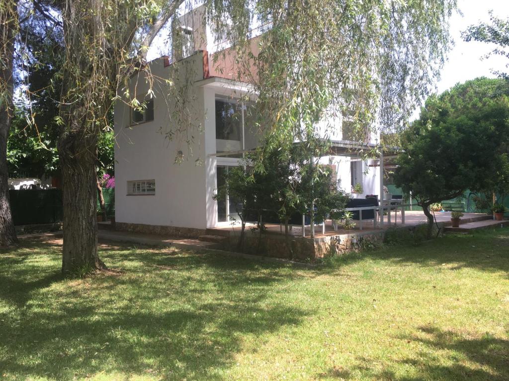 Casa con gran jardín cerca de la playa - BAIX 1