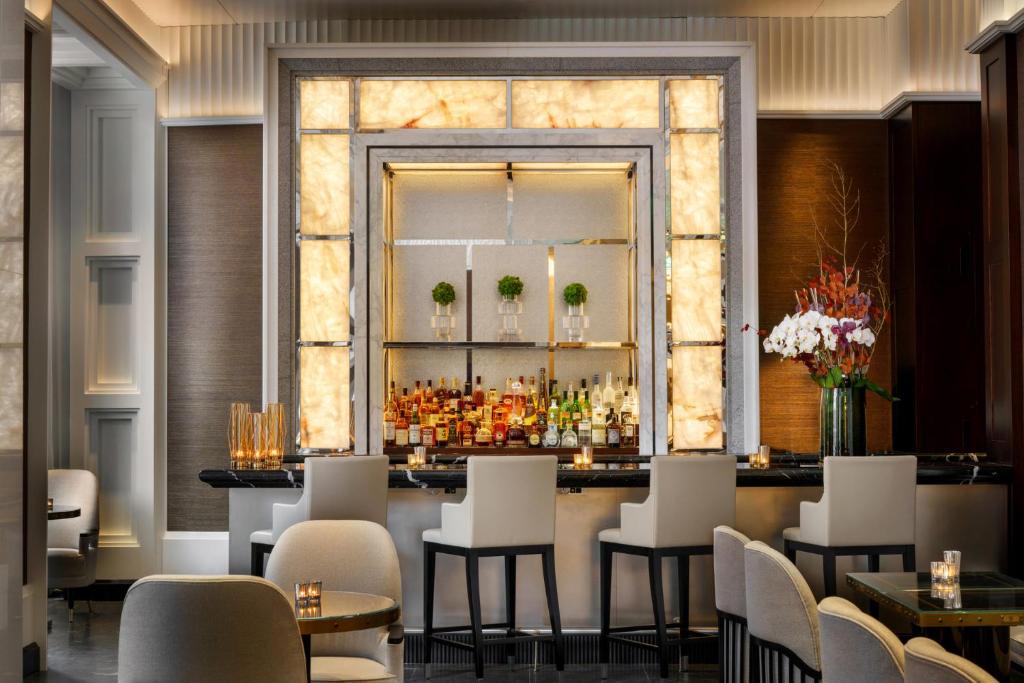 Four Seasons Hotel One Dalton Street, Boston Image