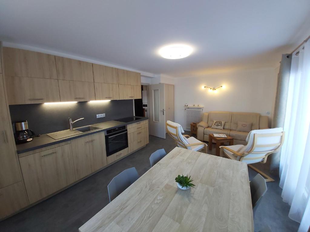une cuisine et un salon avec une table et des chaises dans l'établissement Chalet Monte-Pente, à Megève