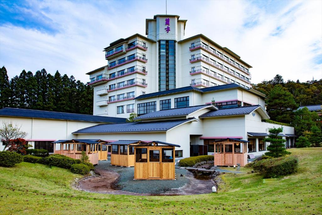 - un bâtiment avec de nombreuses portes en bois devant dans l'établissement Rantei, à Sendai