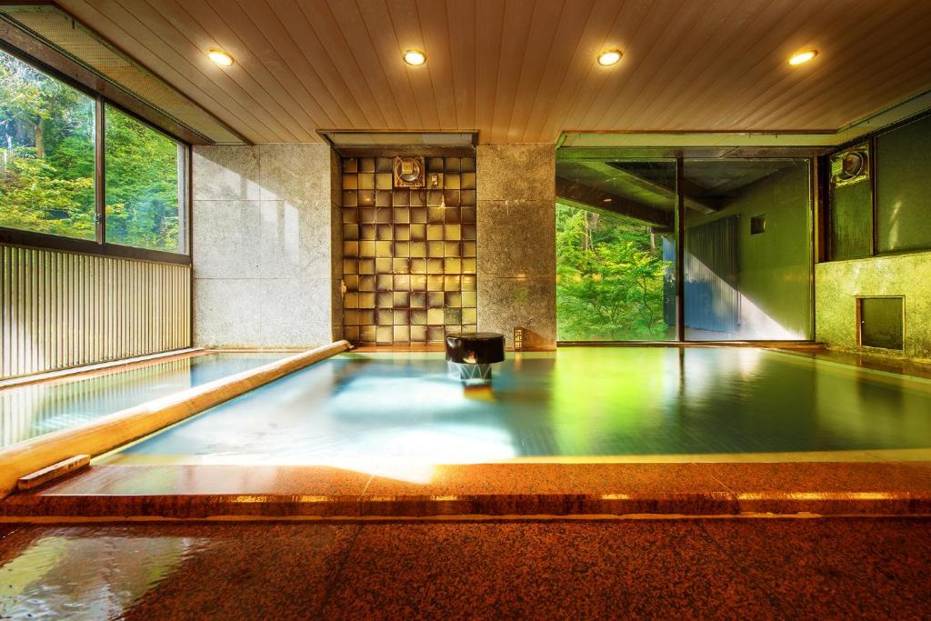 - une piscine vide dans une chambre avec fenêtre dans l'établissement Harataki, à Aizuwakamatsu