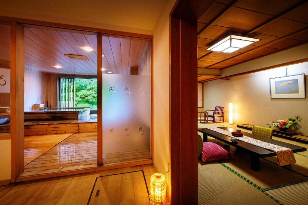 d'un salon avec une porte en verre menant au salon. dans l'établissement Harataki, à Aizuwakamatsu