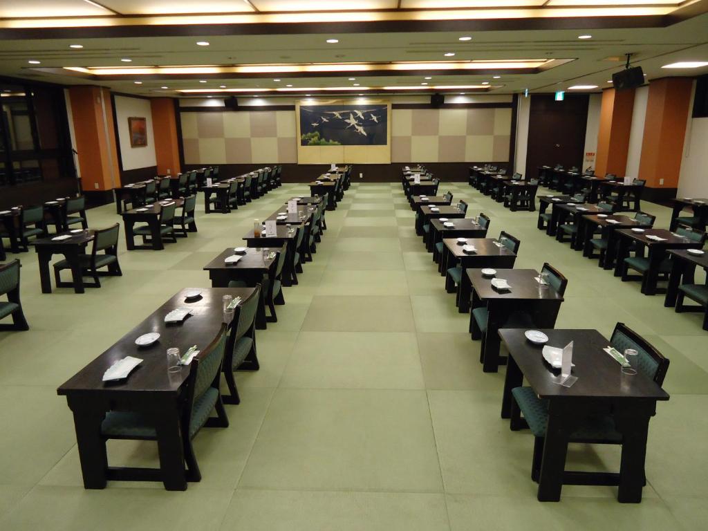 une grande salle à manger avec tables et chaises dans l'établissement Yamagisi Ryokan, à Fujikawaguchiko