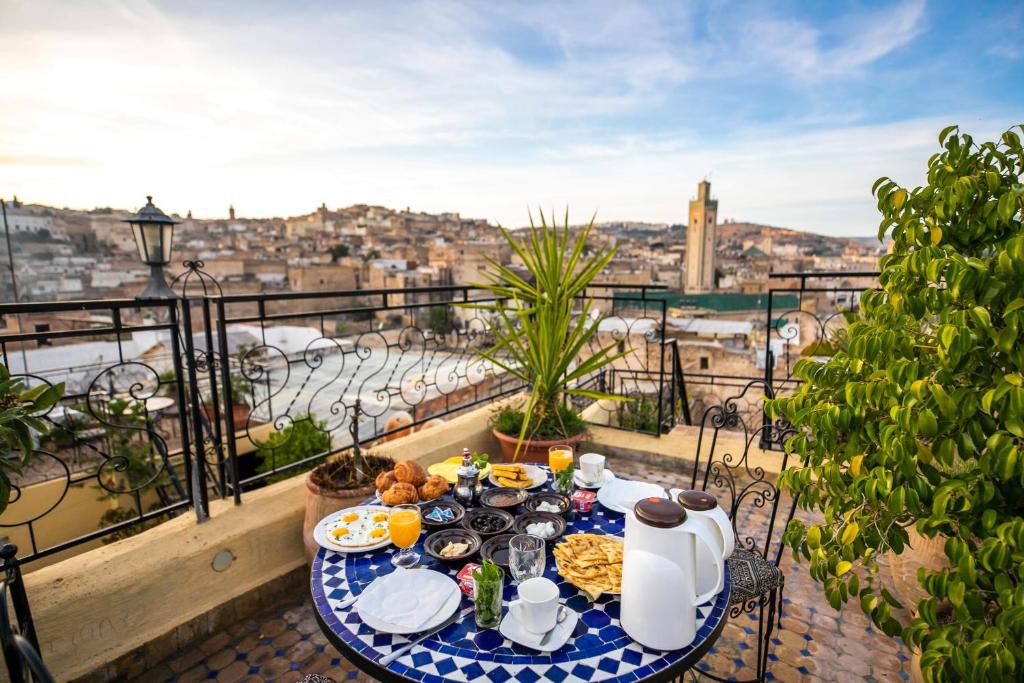 - une table avec de la nourriture sur un balcon avec vue dans l'établissement Riad Fes Aicha, à Fès 37 autres photos