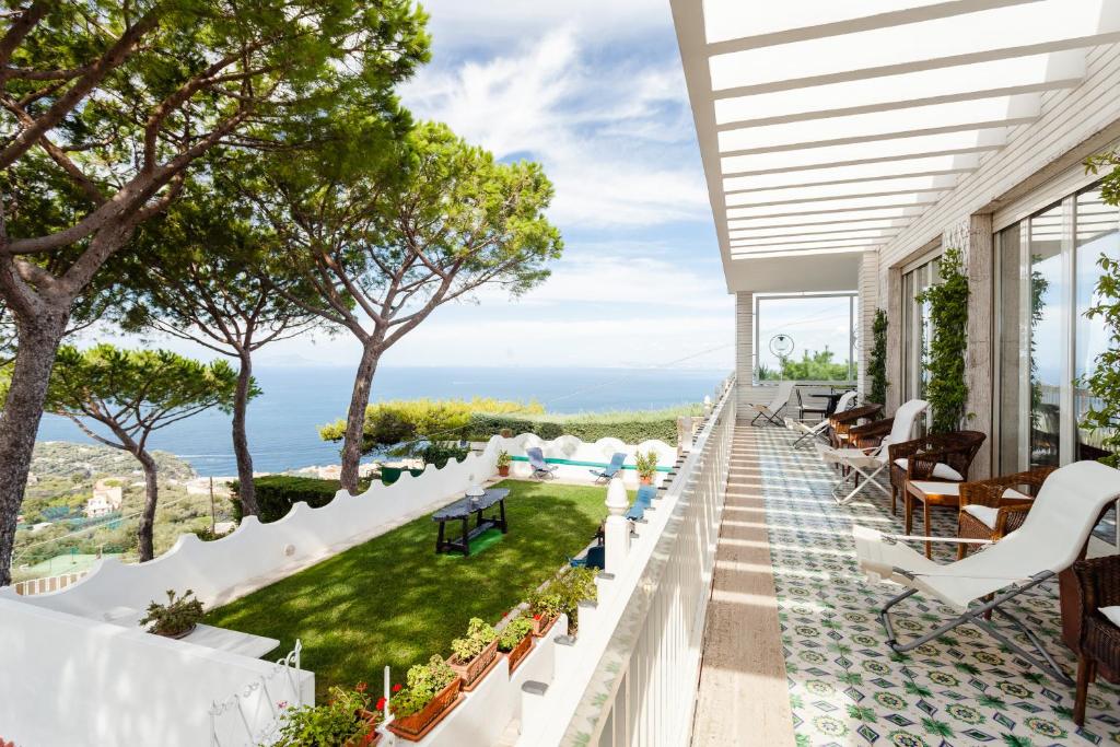 un balcon avec vue sur l'océan dans l'établissement Villa Sole di Capri - Vista Mare, à Massa Lubrense