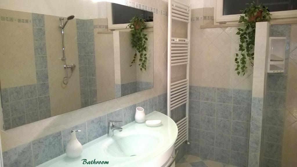 une salle de bain avec un lavabo et un miroir dans l'établissement Villa In Lucca, à Lucques