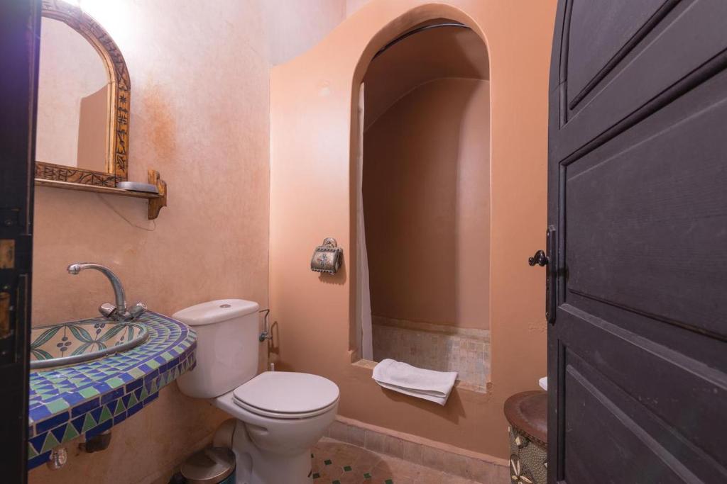 une salle de bain avec toilettes et lavabo dans l'établissement Riad Lalla Khiti, à Marrakech