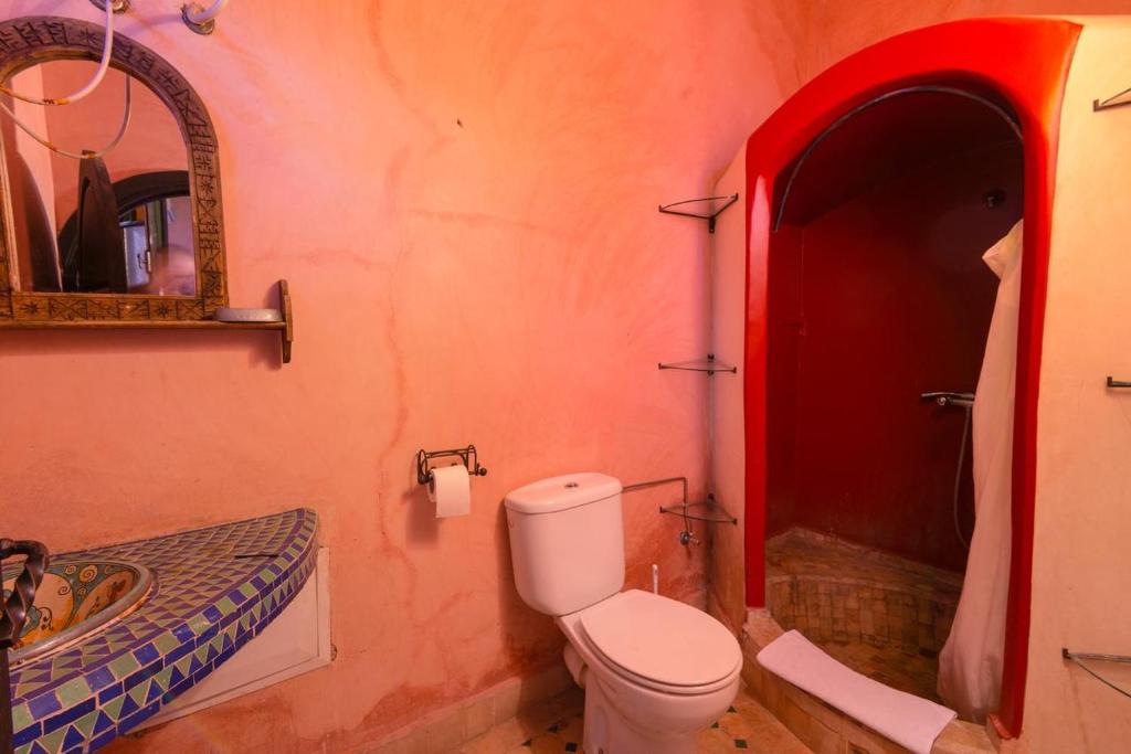 une salle de bain avec toilettes et lavabo dans l'établissement Riad Lalla Khiti, à Marrakech 37 autres photos