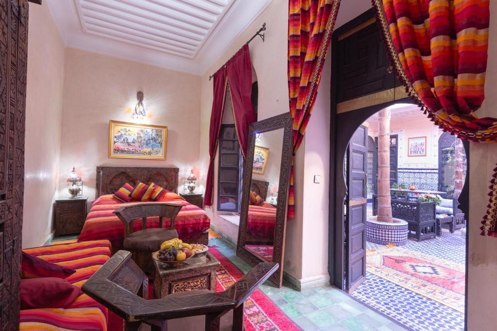 un salon avec un canapé et une table dans l'établissement Riad Lalla Khiti, à Marrakech
