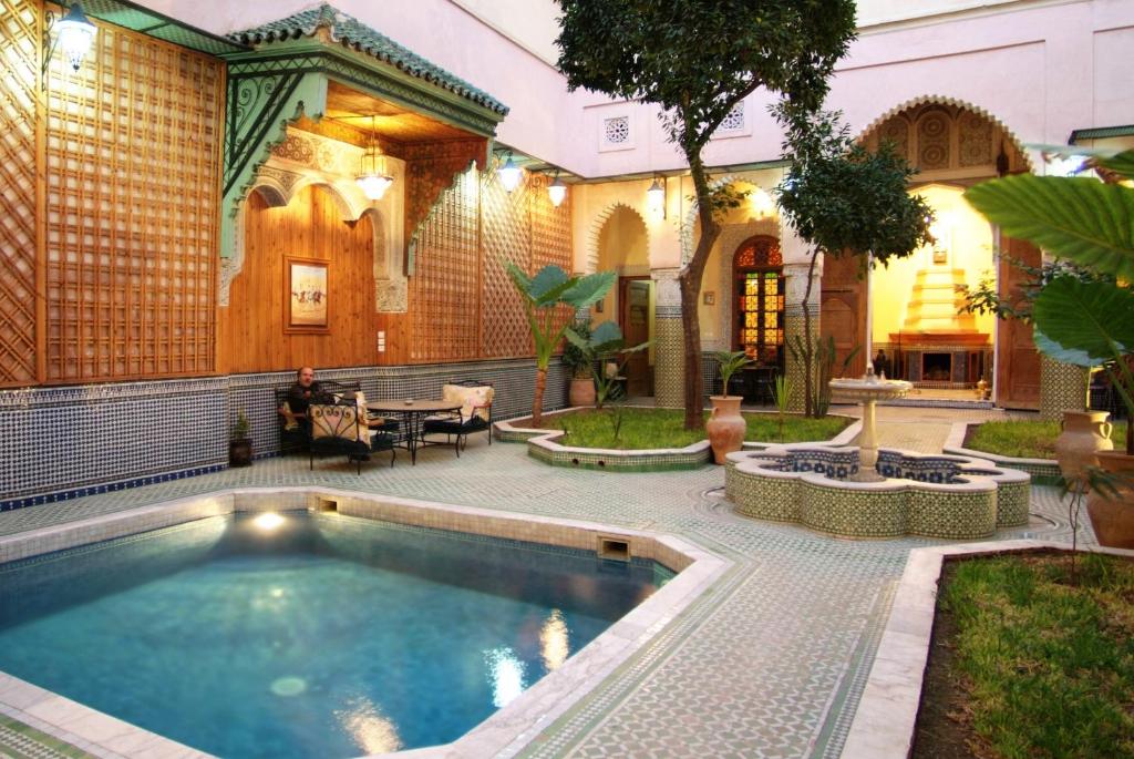 - une piscine dans la cour d'une maison dans l'établissement Riad Jaouhara, à Fès