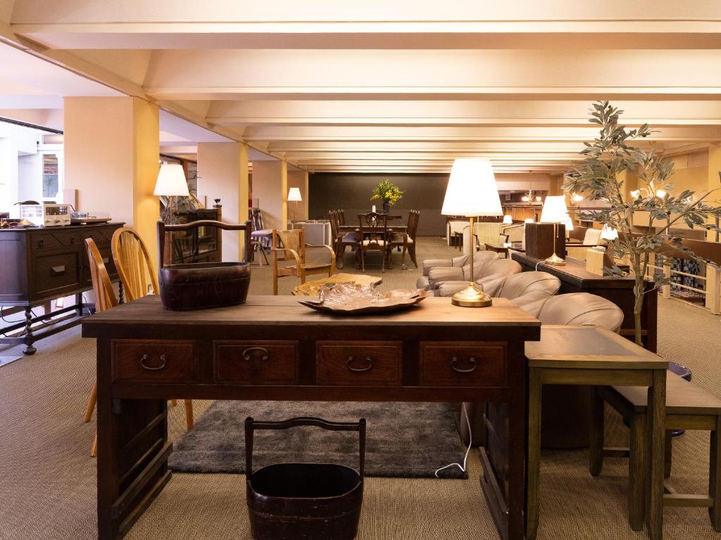 un salon avec une table et un canapé dans l'établissement HOTEL SHIRAHAMAKAN, à Shirahama