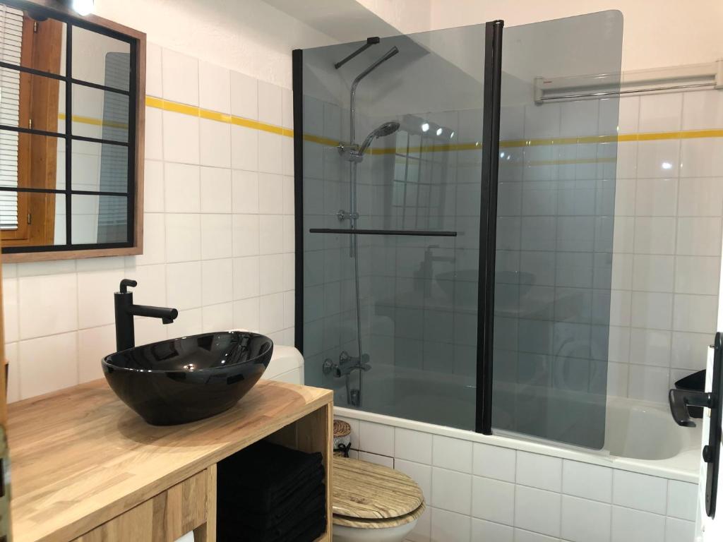 une salle de bain avec un lavabo et une douche en verre dans l'établissement Petite Marmotte, à Saint-Gervais-les-Bains