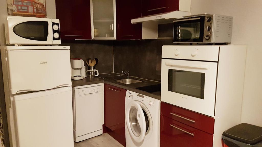 une cuisine avec un micro-ondes et un lave-linge et un sèche-linge dans l'établissement CENTRE STATION Les 2 Alpes - 5 couchages - 450e par semaine seulement !, à Les Deux Alpes