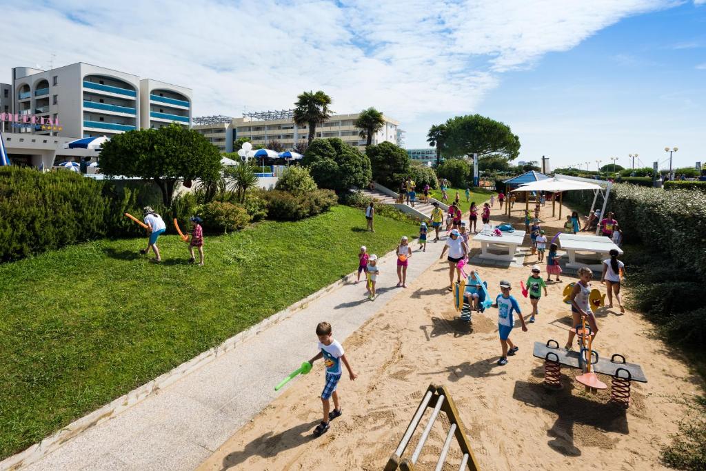 Un groupe de gens jouant dans le sable dans un parc dans l'établissement Aparthotel Imperial, à Bibione 58 autres photos