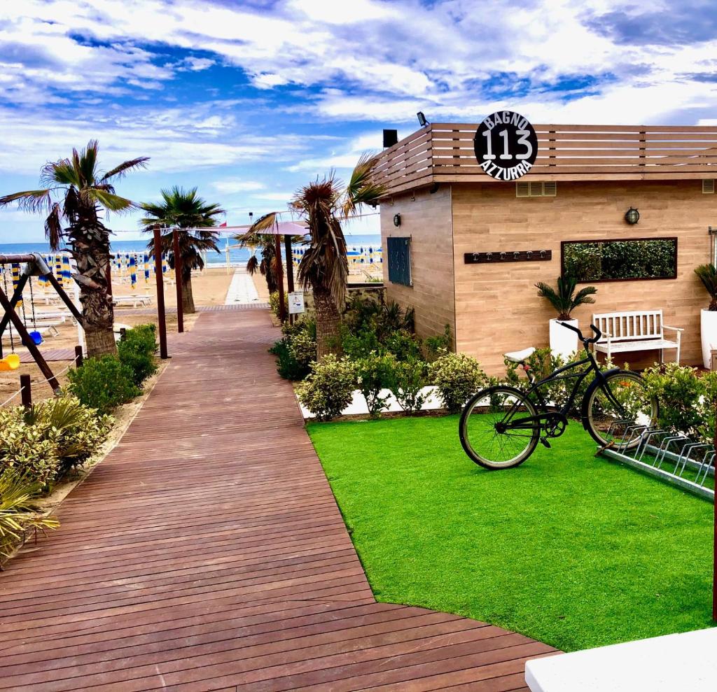 un vélo garé sur une promenade à côté d'une plage dans l'établissement Hotel Eliseo Riccione, à Riccione