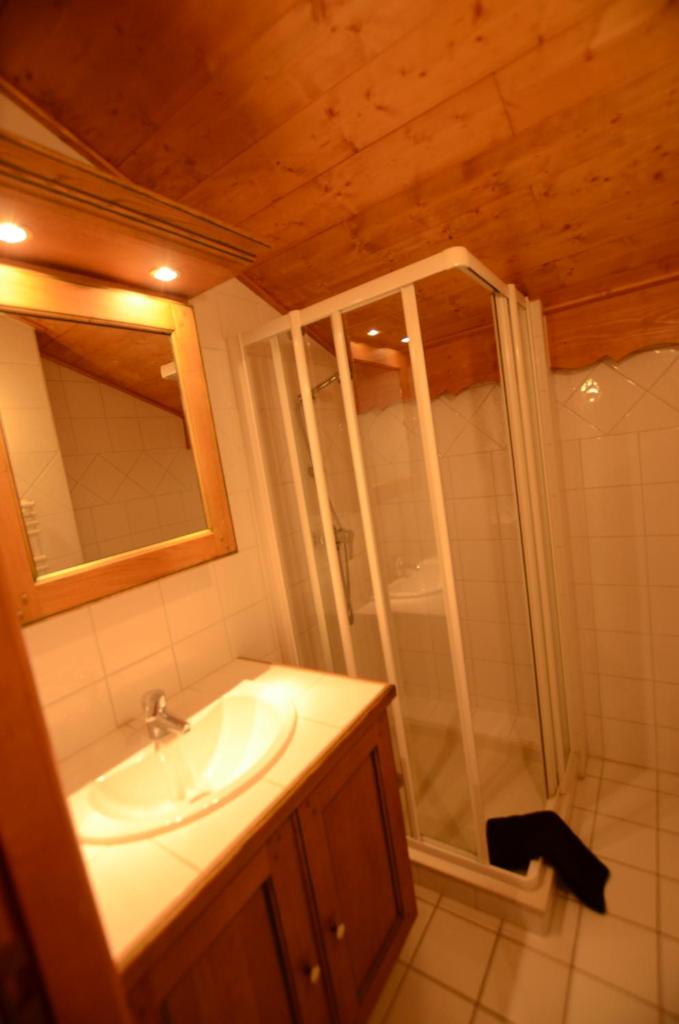 une salle de bain avec un lavabo et une douche dans l'établissement Chalet A, Village des Lapons Les Saisies, 3 chambres et 1 espace nuit mezzanine, aux Saisies 31 autres photos