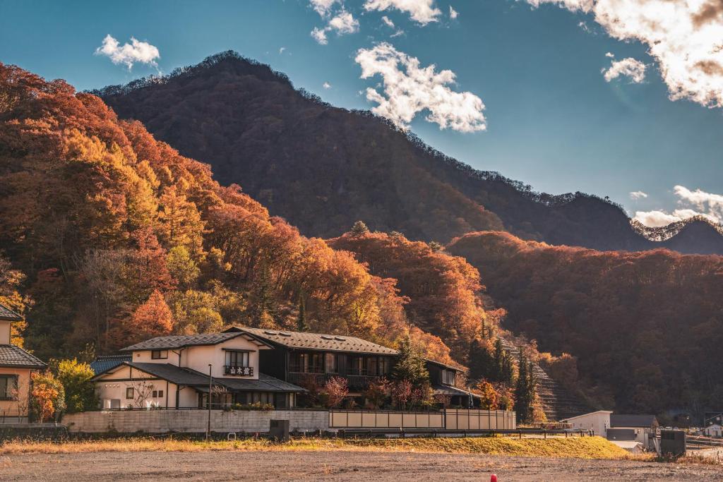 une maison en face d'une montagne dans l'établissement Yamakikan, à Naganohara