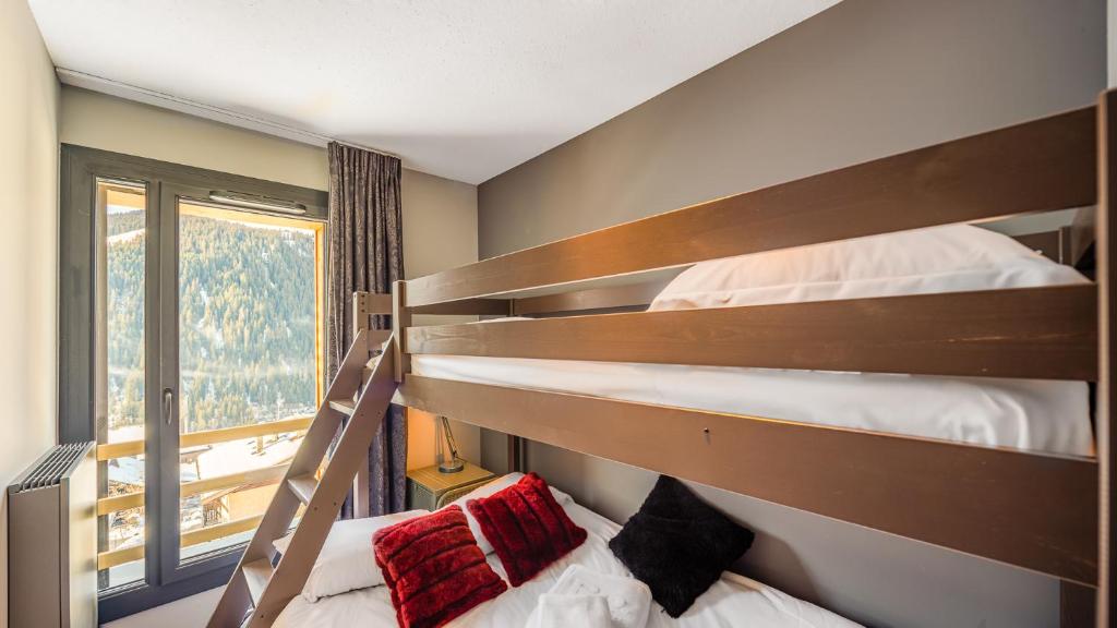 une chambre avec deux lits superposés et une fenêtre dans l'établissement The View - Apt 09 - BO Immobilier- Châtel - Multipass 2025 offert, à Châtel