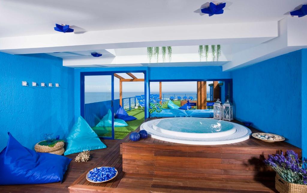 Cette chambre bleue dispose d'un grand bain à remous. dans l'établissement Hotel Napoleon, à Pesaro