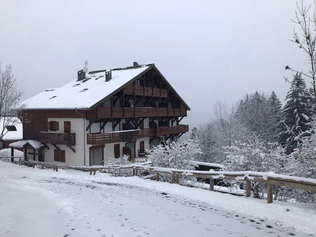 une maison enneigée avec une route enneigée dans l'établissement Petite Marmotte, à Saint-Gervais-les-Bains