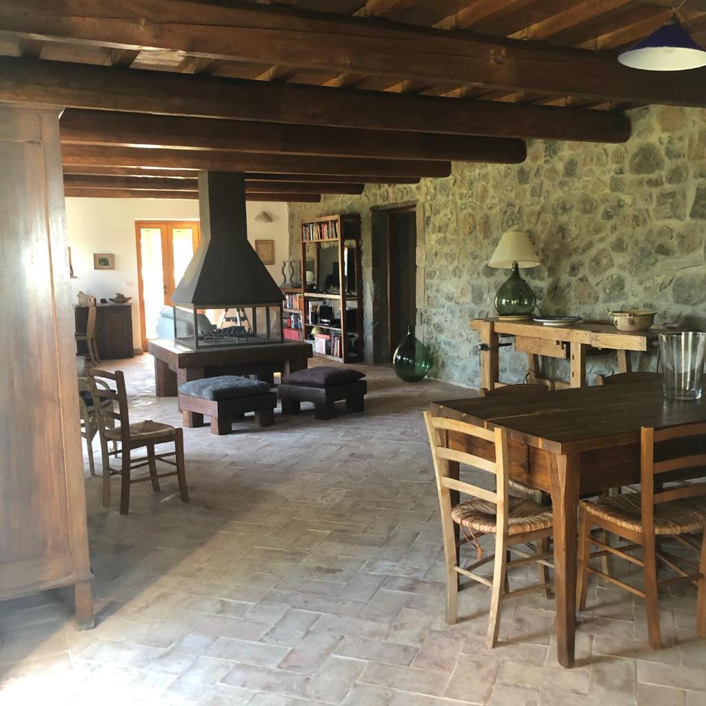 un salon avec une table et des chaises en bois dans l'établissement podere campanella, à Viterbe