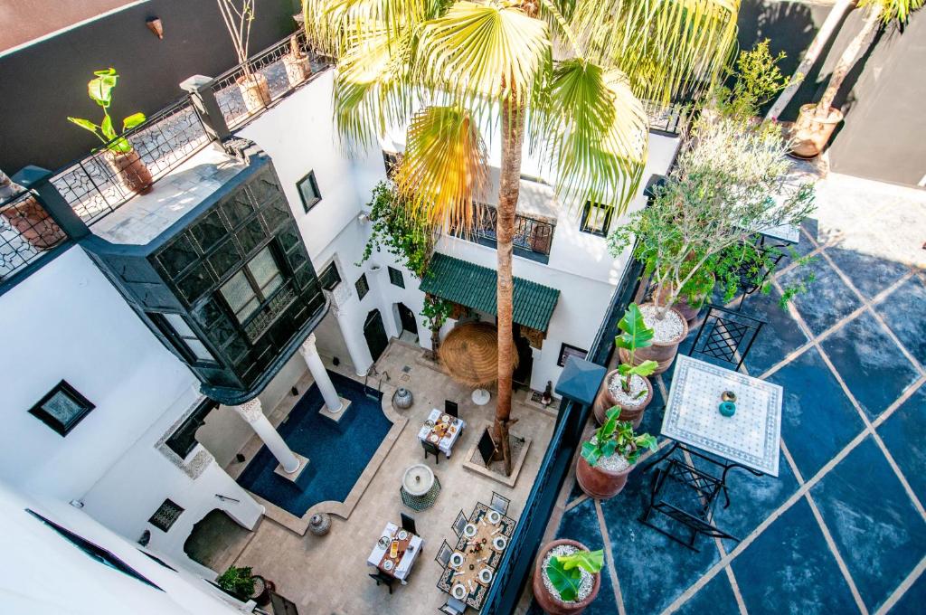 - une vue sur une maison avec un palmier dans l'établissement Riad Makila, à Marrakech