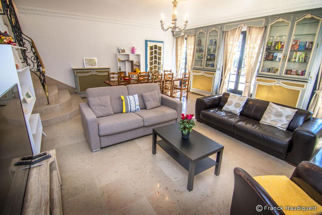 un salon avec deux canapés et une table dans l'établissement Gite Domaine de Trevety, à Châtillon-sur-Cher 33 autres photos