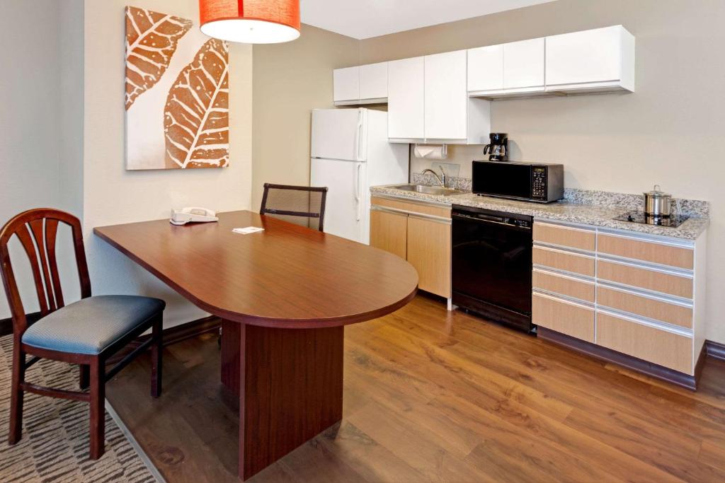 MainStay Suites Cincinnati Blue Ash Image