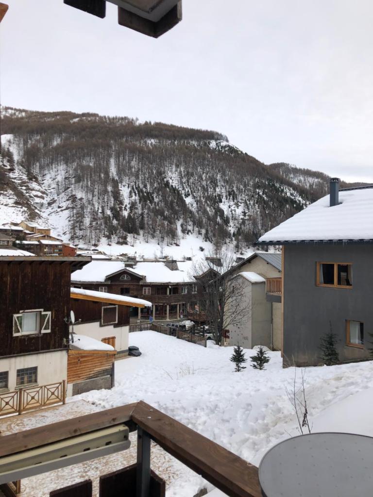 - une vue sur la neige depuis le balcon d'un complexe dans l'établissement Charmant Studio, à Allos