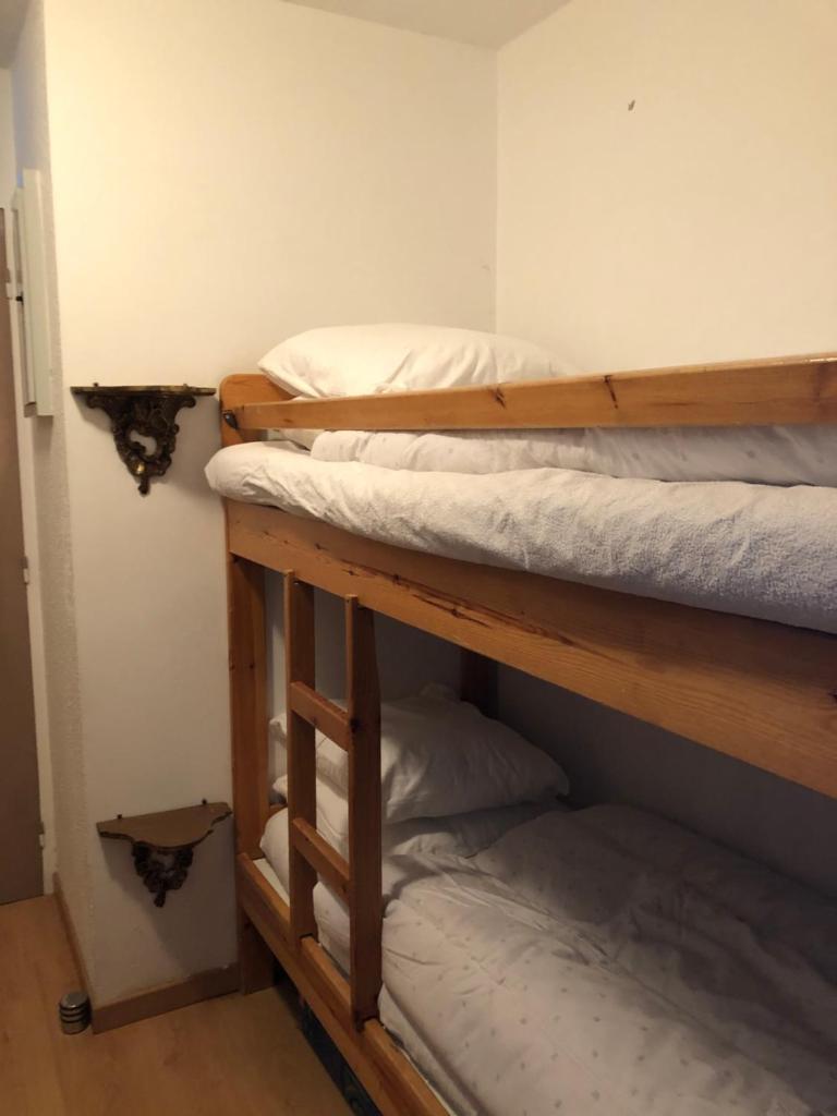 quelques lits superposés dans une chambre dans l'établissement Charmant Studio, à Allos