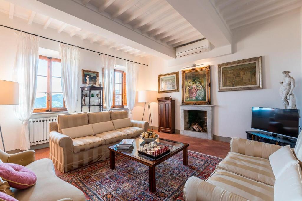 un salon avec un canapé et une table basse dans l'établissement Villa Armonia Toscana - Homelike Villas, à Massa e Cozzile