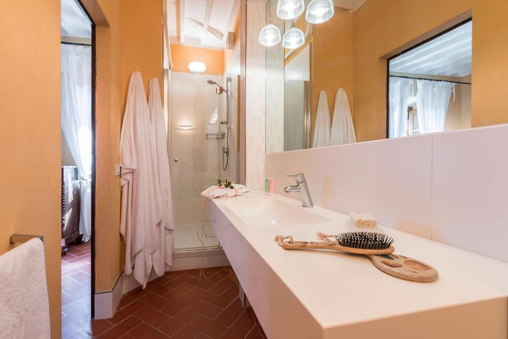 une salle de bain avec un lavabo et un miroir dans l'établissement Villa Armonia Toscana - Homelike Villas, à Massa e Cozzile