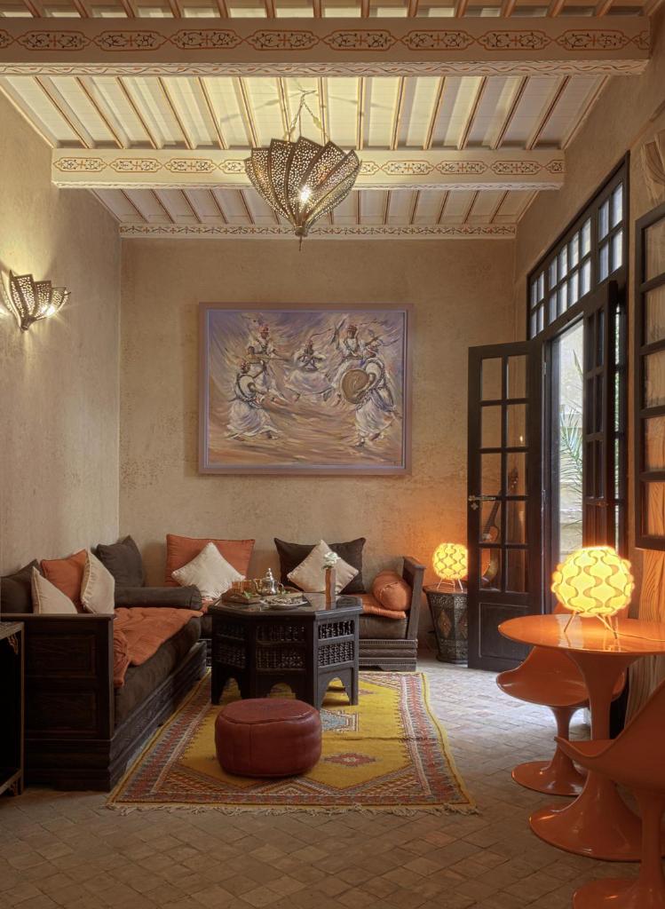 un salon avec un canapé et une table dans l'établissement RIAD DAR ASSALAMA Terrasse Vue Mer, à Essaouira