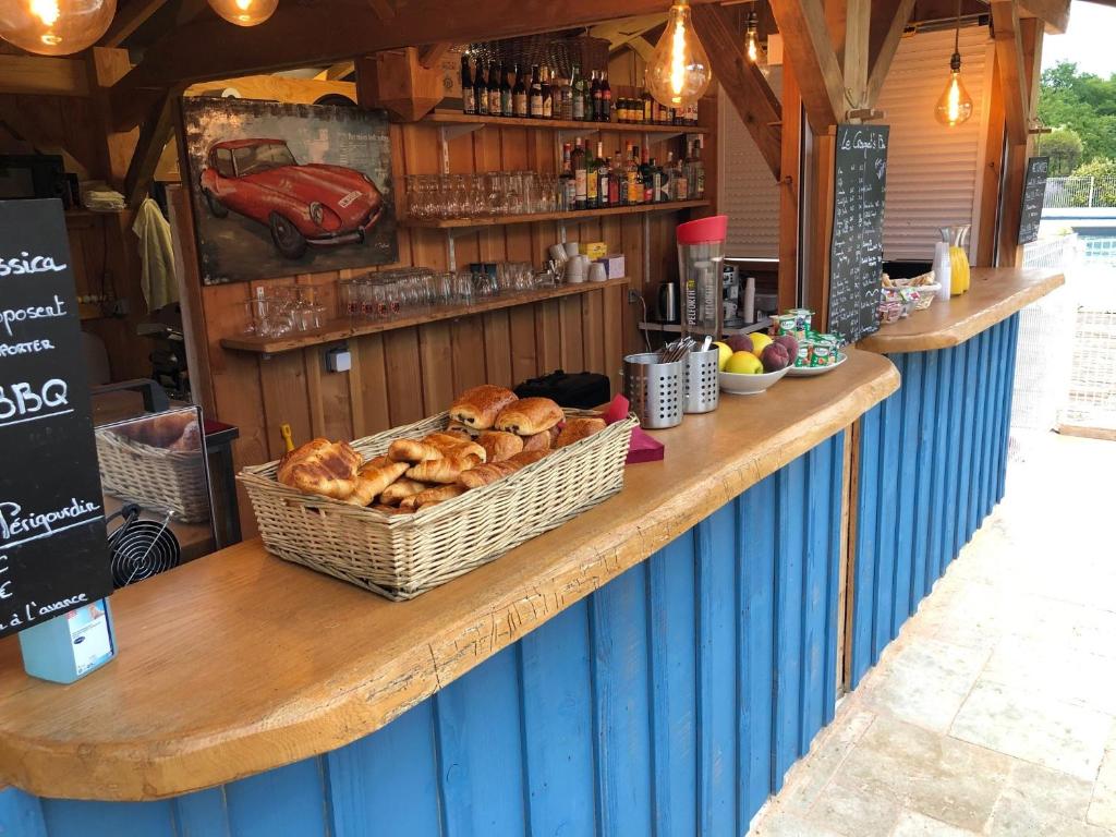 un comptoir avec un panier de pains dans l'établissement Les Crouquets La cabane SPA des Noyers, à Jayac