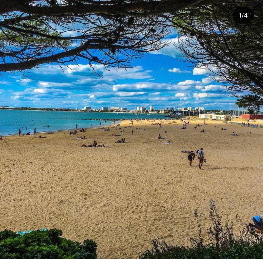 Une plage avec beaucoup de gens dans l'établissement Expérience à bord à La Rochelle sur un voilier Océanis 40, à La Rochelle
