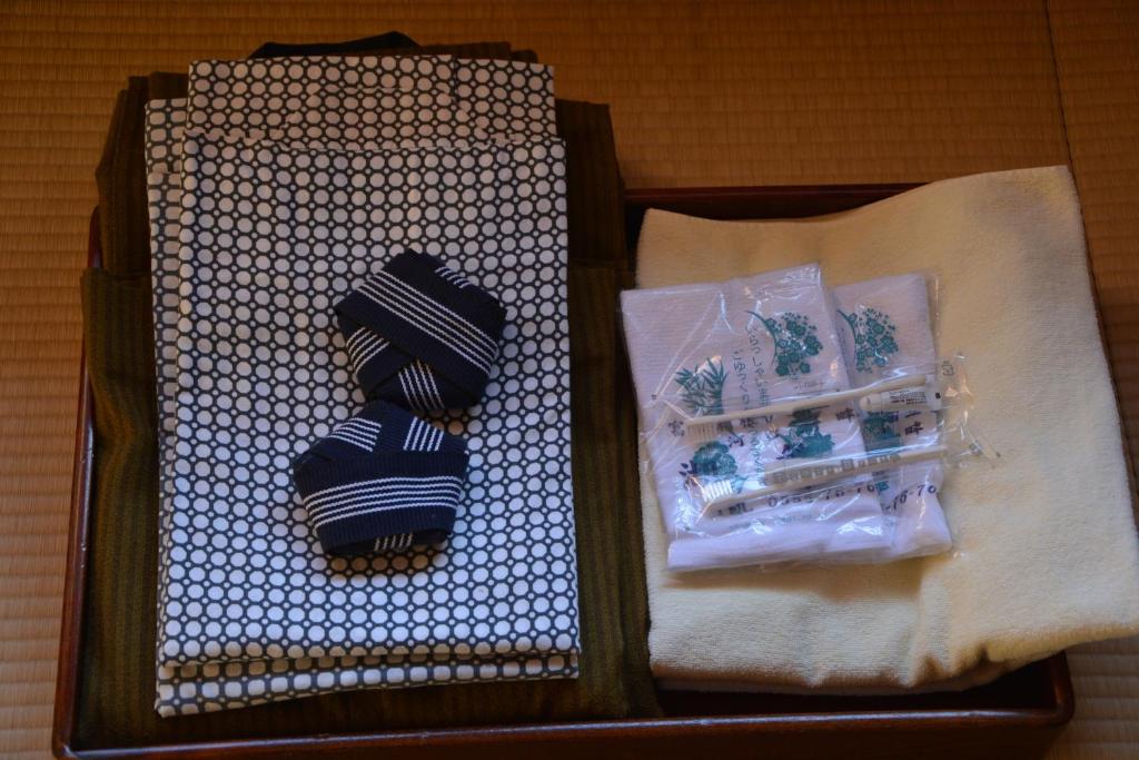 une boîte contenant une chaussette et d’autres articles dans l'établissement Komaya Ryokan, à Fujikawaguchiko