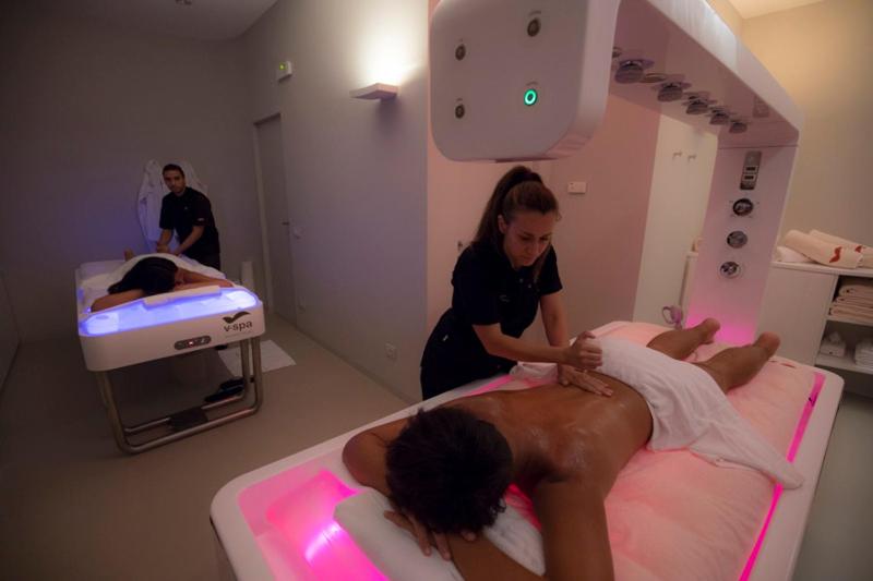 une femme dans une chambre d'hôpital avec un patient sur un lit dans l'établissement Valentino SPA Resort, à Grottammare